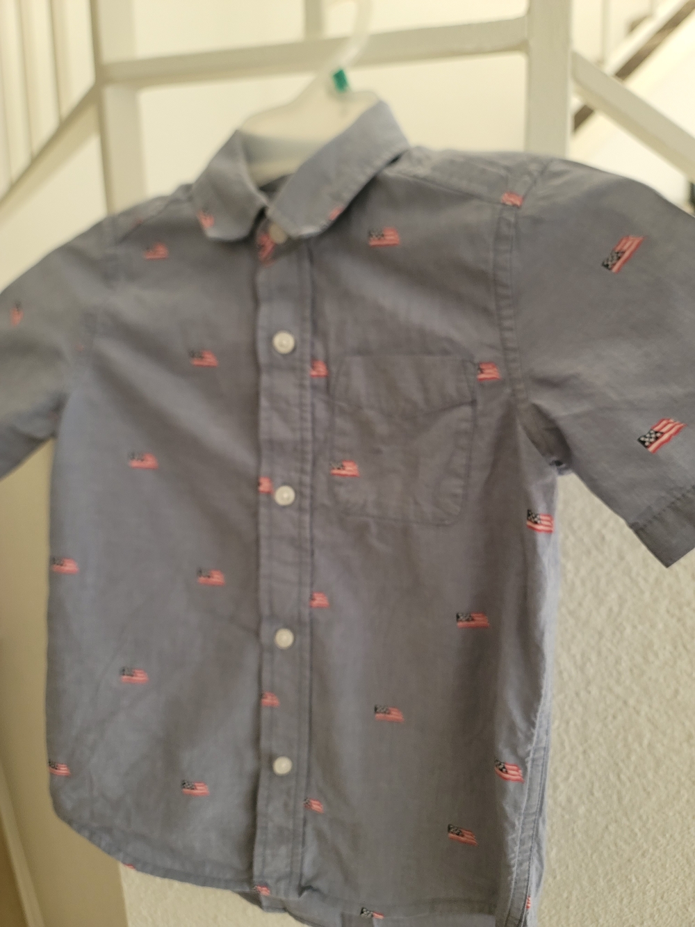 Place Short-Sleeve Button-Down Shirt in Gray with Pink Flag Embroidery